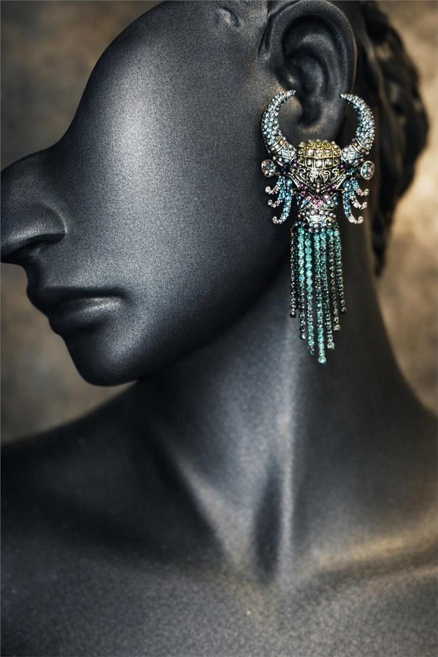 Dina Boğa Figürlü Sallantılı Taşlı Küpe